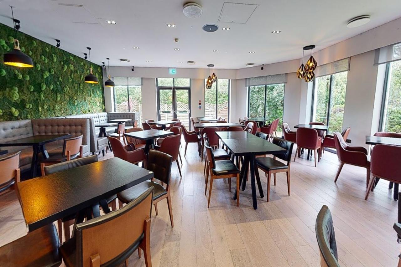 Village Hotel Chester St David'S Ewloe Dış mekan fotoğraf