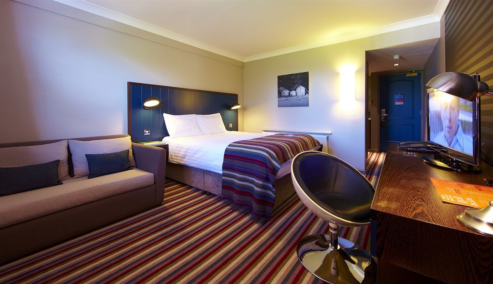 Village Hotel Chester St David'S Ewloe Dış mekan fotoğraf